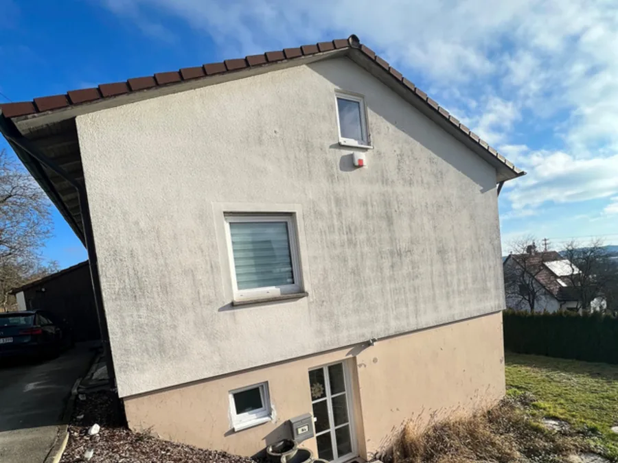 Veralgte und vergraute Putzfassade vor der Fassadenreinigung in Rottenacker