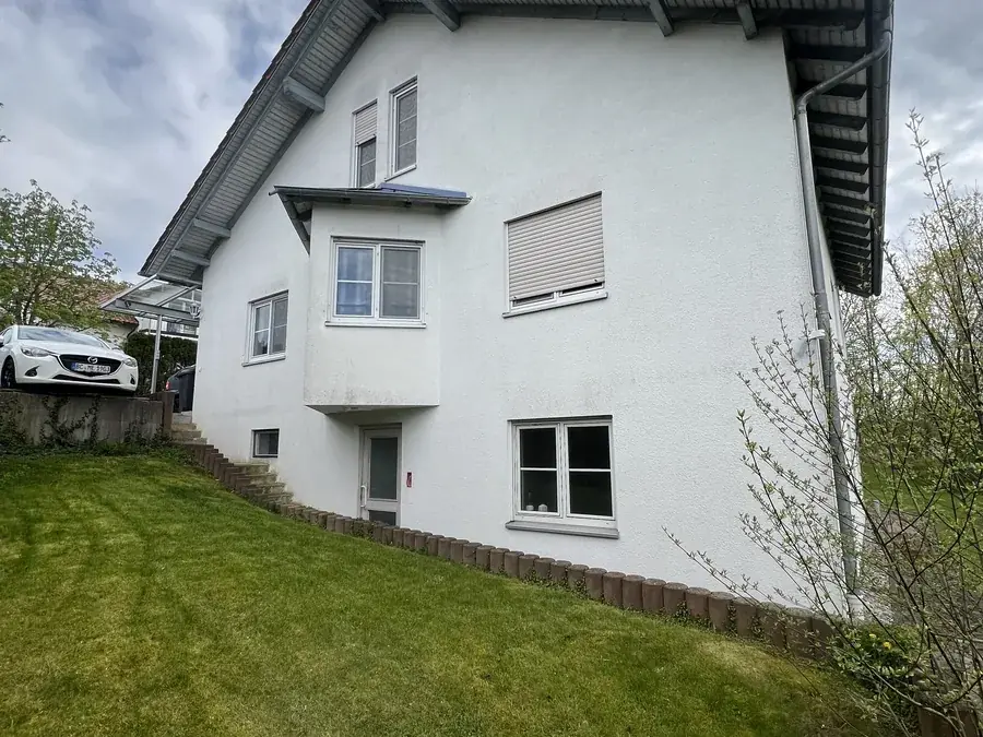 Verwitterte Fassade mit Putzschäden vor der Rissesanierung in Oberschwaben