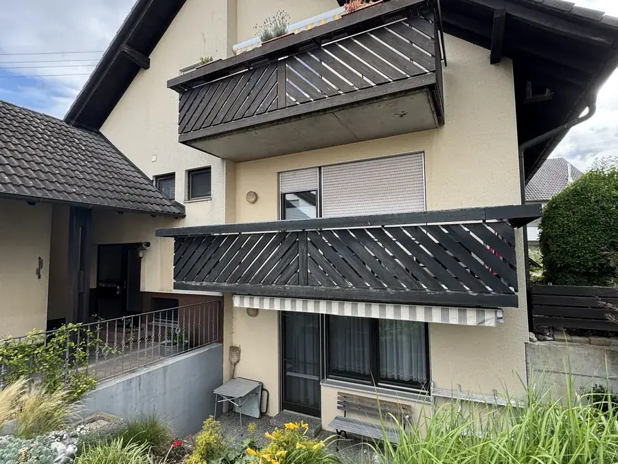 Verblasste beige Hausfassade vor dem neuen Fassadenanstrich im Raum Biberach