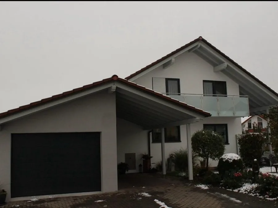 Modern in Weiß und Anthrazit gestaltete Fassade nach der Sanierung in Äpfingen