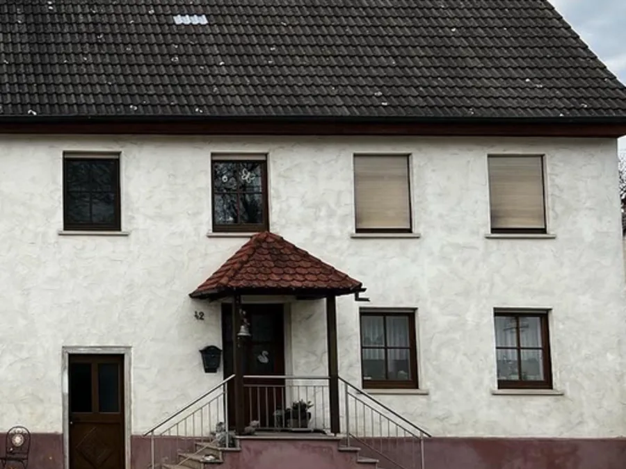 Altbaufassade vor der energetischen Fassadensanierung in Rupertshofen