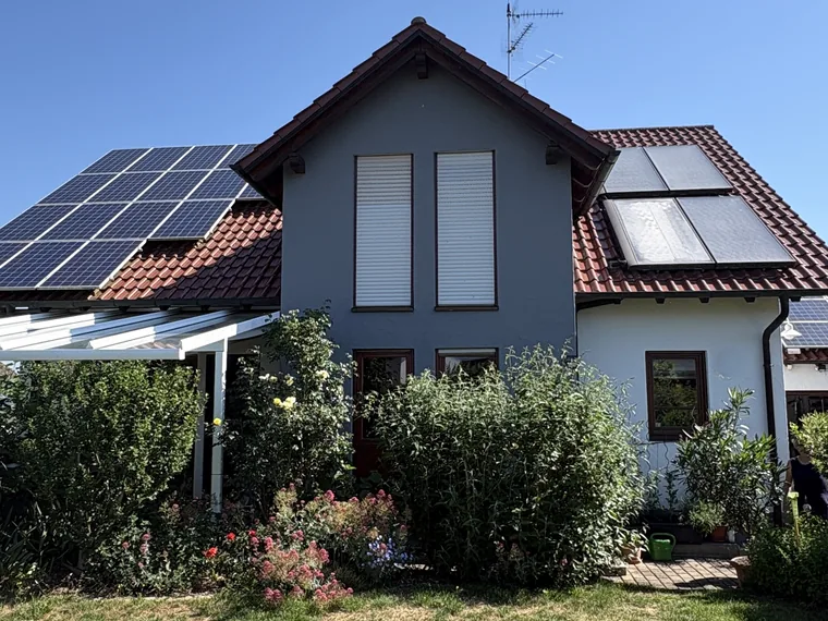 Fertig sanierte Fassade mit Photovoltaikanlage in Oberschwaben
