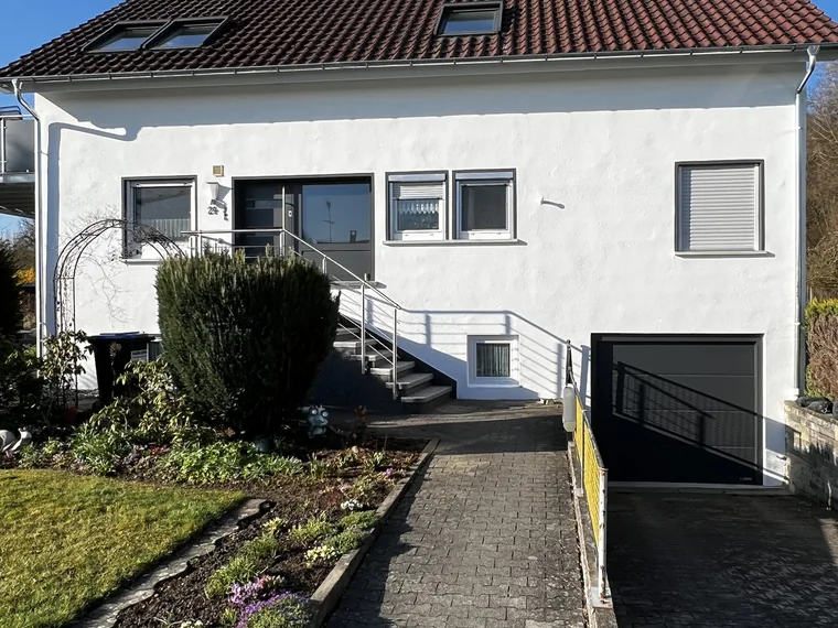 Weiß gestrichene Fassade mit Treppenaufgang bei Biberach