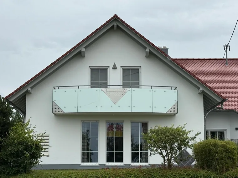 Einfamilienhaus mit neuem Fassadenanstrich und Balkon in Oberschwaben
