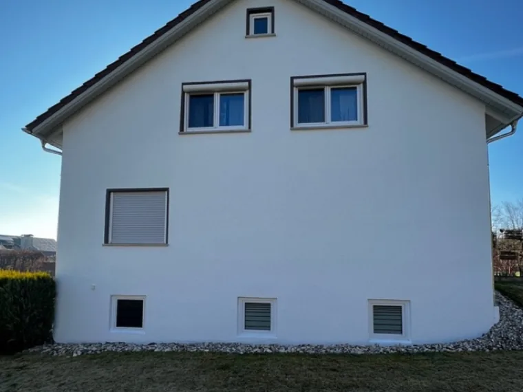 Strahlend weiße Giebelfassade nach der Sanierung bei Laupheim