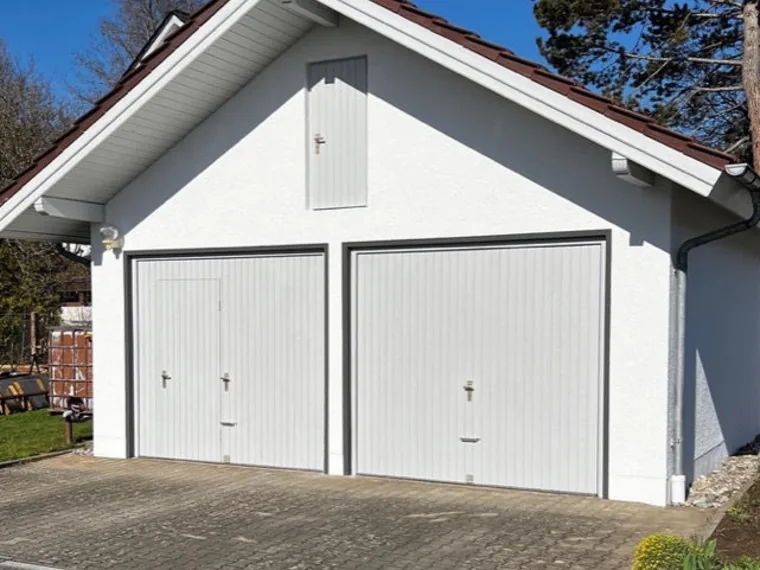 Garagenfassade nach Reinigung und Neuanstrich in Oberschwaben