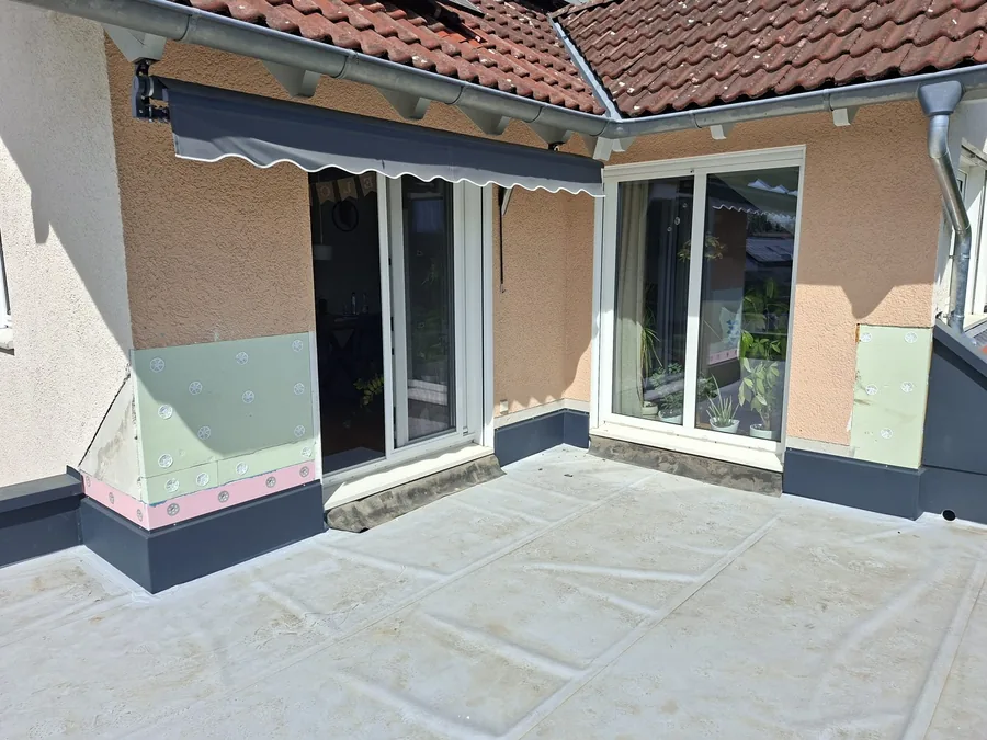Sorgfältig abgeklebte Fenster und Terrasse während der Fassadenarbeiten