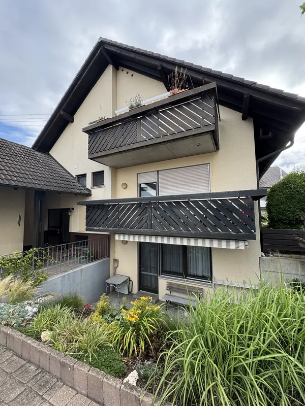 Verwitterte beige Hausfassade vor der Sanierung im Raum Biberach