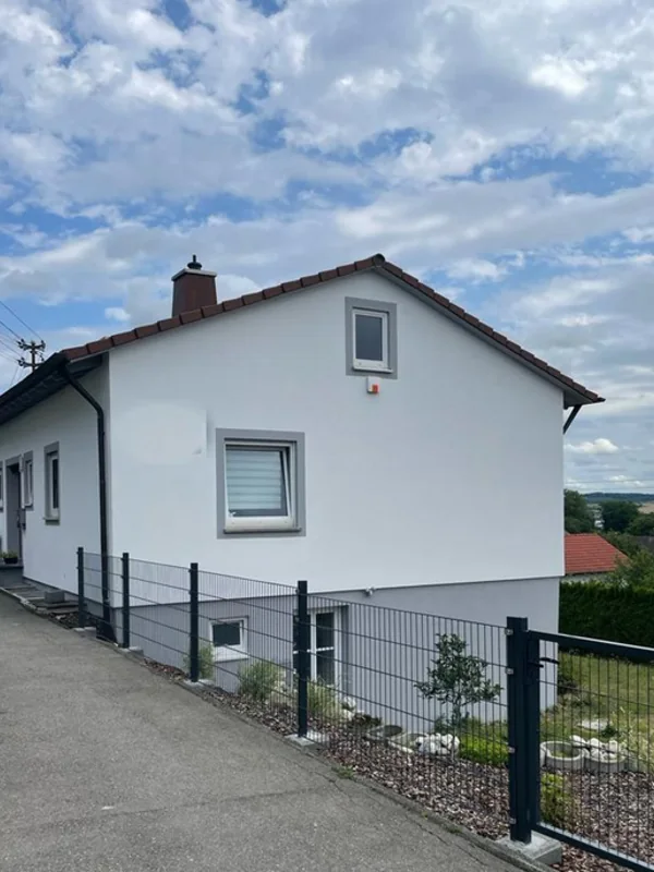 Saubere weiße Fassade nach Reinigung und Beschichtung in Rottenacker