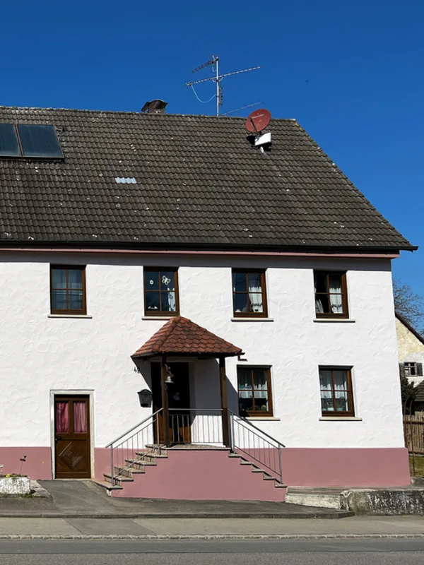 Sanierte Altbaufassade nach dem Anstrich in Rupertshofen